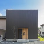 株式会社ロージーライフ　施工例02 外観　浜松市／注文住宅／新築／2階建／平屋／デザイン住宅／シンプルモダン／ナチュラルモダン／高性能／高耐震／高気密高断熱／SE構法／W断熱／GX補助金／無垢床／オリジナル造作家具／アイアン手摺り／ママ書斎／パパ書斎／小屋裏書斎／隠れ家／秘密の部屋／回遊動線