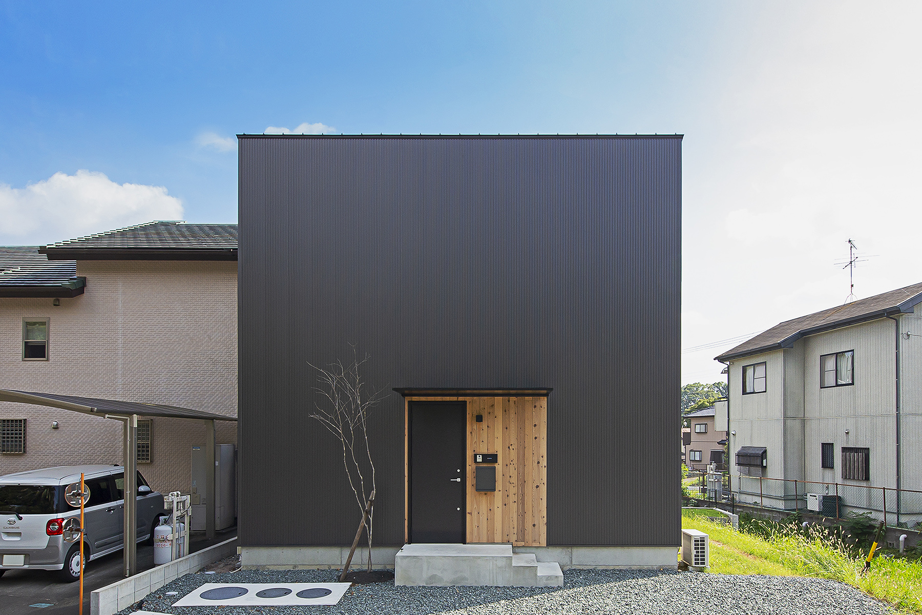 株式会社ロージーライフ　施工例02 外観　浜松市／注文住宅／新築／2階建／平屋／デザイン住宅／シンプルモダン／ナチュラルモダン／高性能／高耐震／高気密高断熱／SE構法／W断熱／GX補助金／無垢床／オリジナル造作家具／アイアン手摺り／ママ書斎／パパ書斎／小屋裏書斎／隠れ家／秘密の部屋／回遊動線