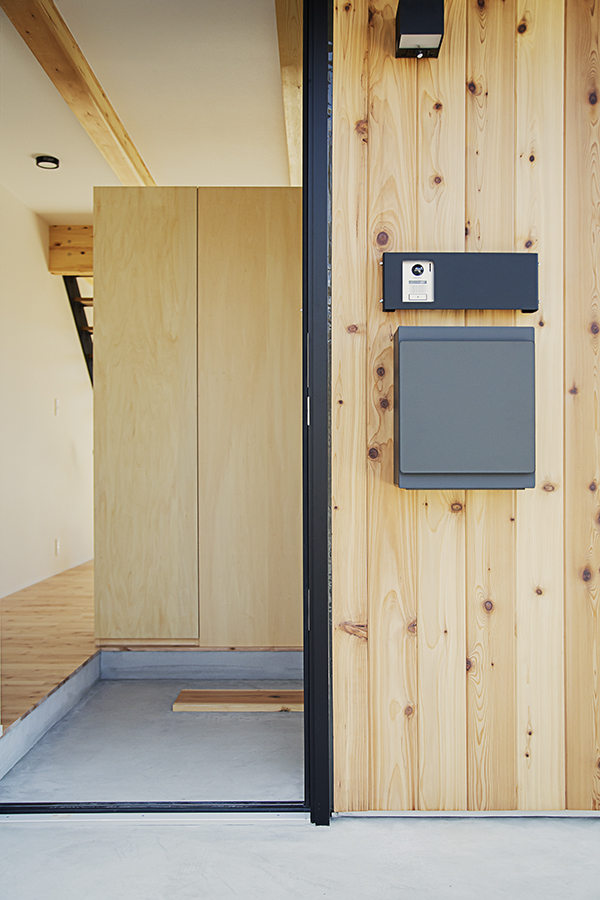 株式会社ロージーライフ　施工例02玄関　浜松市／注文住宅／新築／2階建／平屋／デザイン住宅／シンプルモダン／ナチュラルモダン／高性能／高耐震／高気密高断熱／SE構法／W断熱／GX補助金／無垢床／オリジナル造作家具／アイアン手摺り／ママ書斎／パパ書斎／小屋裏書斎／隠れ家／秘密の部屋／回遊動線