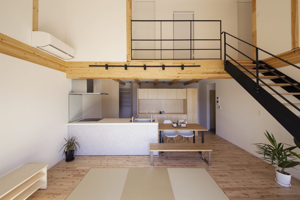 株式会社ロージーライフ　施工例02 LDK　浜松市／注文住宅／新築／2階建／平屋／デザイン住宅／シンプルモダン／ナチュラルモダン／高性能／高耐震／高気密高断熱／SE構法／W断熱／GX補助金／無垢床／オリジナル造作家具／アイアン手摺り／ママ書斎／パパ書斎／小屋裏書斎／隠れ家／秘密の部屋／回遊動線