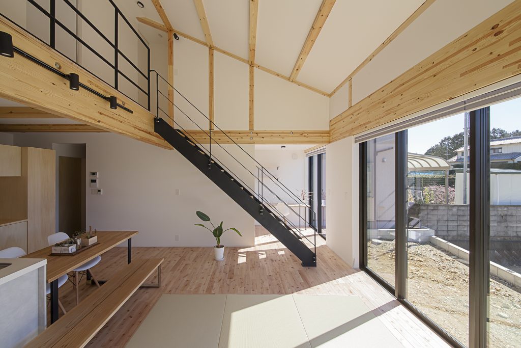 株式会社ロージーライフ　施工例02【LDK2】　浜松市／注文住宅／新築／2階建／平屋／デザイン住宅／シンプルモダン／ナチュラルモダン／高性能／高耐震／高気密高断熱／SE構法／W断熱／GX補助金／無垢床／オリジナル造作家具／アイアン手摺り／ママ書斎／パパ書斎／小屋裏書斎／隠れ家／秘密の部屋／回遊動線