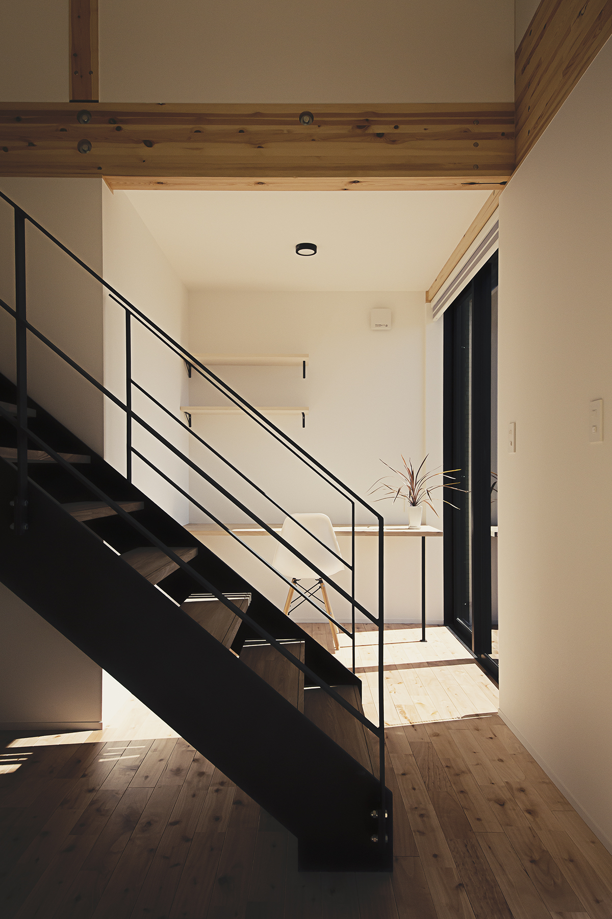 株式会社ロージーライフ　施工例02【ママ書斎】　浜松市／注文住宅／新築／2階建／平屋／デザイン住宅／シンプルモダン／ナチュラルモダン／高性能／高耐震／高気密高断熱／SE構法／W断熱／GX補助金／無垢床／オリジナル造作家具／アイアン手摺り／ママ書斎／パパ書斎／小屋裏書斎／隠れ家／秘密の部屋／回遊動線