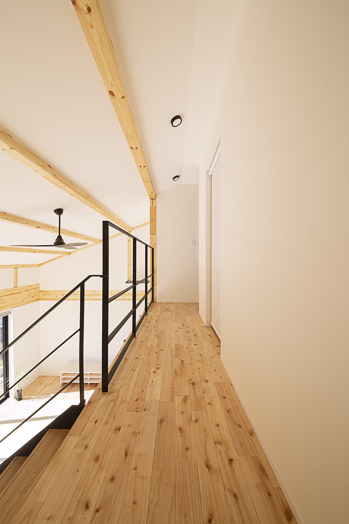 株式会社ロージーライフ　施工例02【2階ホール】　浜松市／注文住宅／新築／2階建／平屋／デザイン住宅／シンプルモダン／ナチュラルモダン／高性能／高耐震／高気密高断熱／SE構法／W断熱／GX補助金／無垢床／オリジナル造作家具／アイアン手摺り／ママ書斎／パパ書斎／小屋裏書斎／隠れ家／秘密の部屋／回遊動線