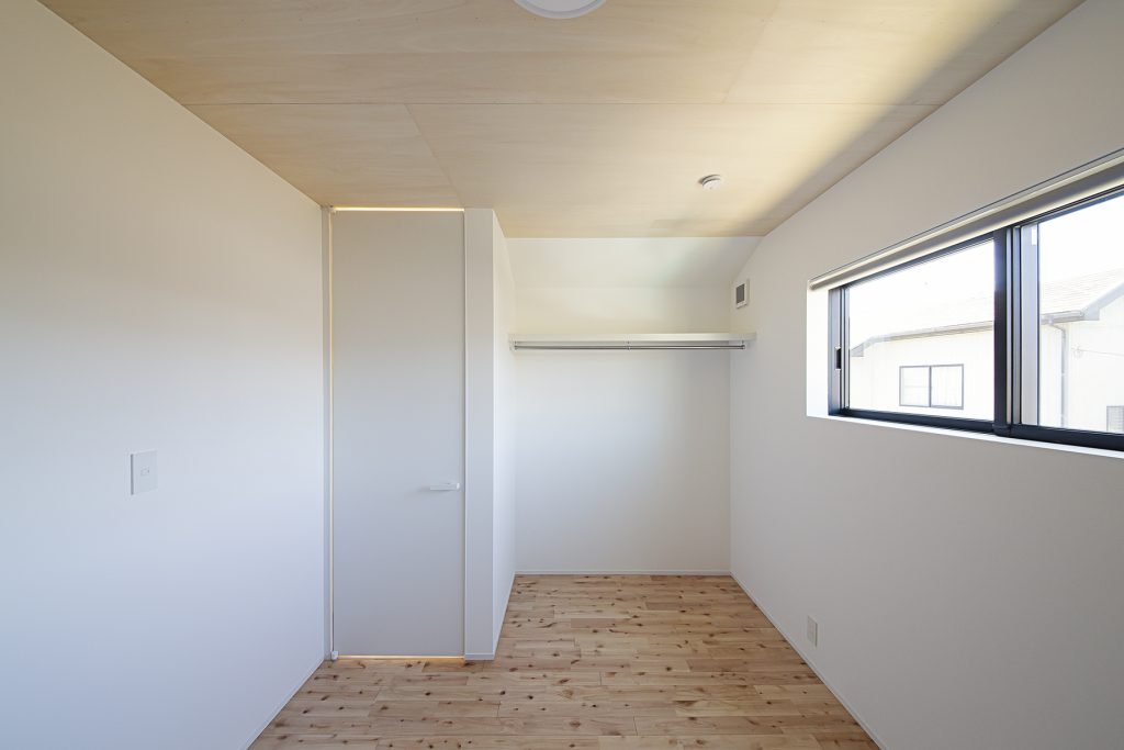 株式会社ロージーライフ　施工例02【寝室】　浜松市／注文住宅／新築／2階建／平屋／デザイン住宅／シンプルモダン／ナチュラルモダン／高性能／高耐震／高気密高断熱／SE構法／W断熱／GX補助金／無垢床／オリジナル造作家具／アイアン手摺り／ママ書斎／パパ書斎／小屋裏書斎／隠れ家／秘密の部屋／回遊動線