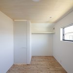 株式会社ロージーライフ　施工例02【寝室】　浜松市／注文住宅／新築／2階建／平屋／デザイン住宅／シンプルモダン／ナチュラルモダン／高性能／高耐震／高気密高断熱／SE構法／W断熱／GX補助金／無垢床／オリジナル造作家具／アイアン手摺り／ママ書斎／パパ書斎／小屋裏書斎／隠れ家／秘密の部屋／回遊動線