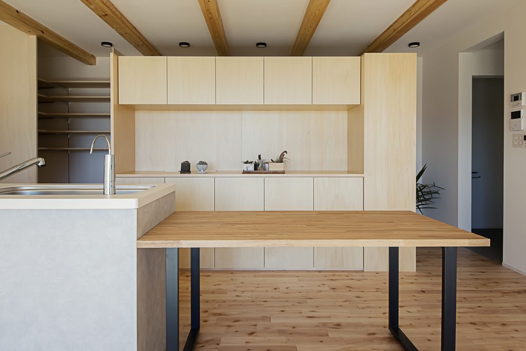 株式会社ロージーライフ　施工例02【大型造作家具】　浜松市／注文住宅／新築／2階建／平屋／デザイン住宅／シンプルモダン／ナチュラルモダン／高性能／高耐震／高気密高断熱／SE構法／W断熱／GX補助金／無垢床／オリジナル造作家具／アイアン手摺り／ママ書斎／パパ書斎／小屋裏書斎／隠れ家／秘密の部屋／回遊動線