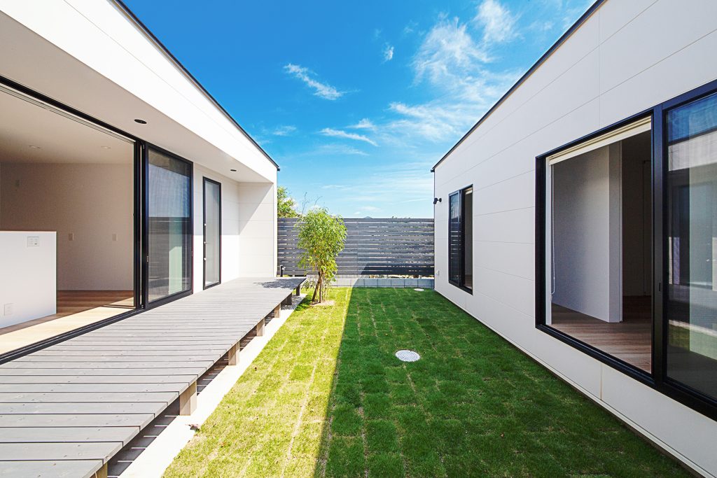 中央区小沢渡町 施工例05_中庭1 浜松注文住宅/浜松市注文住宅/浜松工務店/浜松市工務店/注文住宅/工務店/SE構法/高気密高断熱/高耐震/高性能/平屋/中庭/コの字の家/デザイン住宅/シンプル/施工例/おしゃれ
