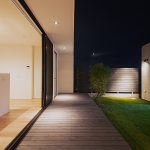 中央区小沢渡町 施工例06_中庭ウッドデッキ 浜松注文住宅/浜松市注文住宅/浜松工務店/浜松市工務店/注文住宅/工務店/SE構法/高気密高断熱/高耐震/高性能/平屋/中庭/コの字の家/デザイン住宅/シンプル/施工例/おしゃれ