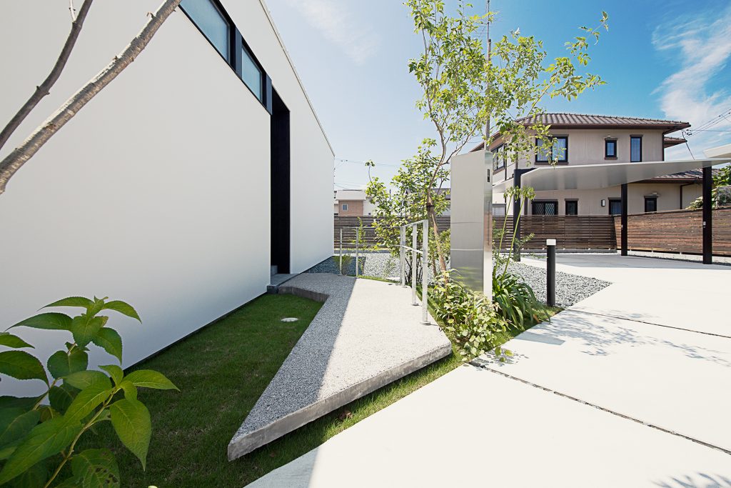 浜名区西美薗 施工例02_玄関アプローチ 浜松注文住宅/浜松市注文住宅/浜松工務店/浜松市工務店/注文住宅/工務店/SE構法/高気密高断熱/高耐震/高性能/平屋/中庭/コの字の家/デザイン住宅/シンプル/施工例/おしゃれ