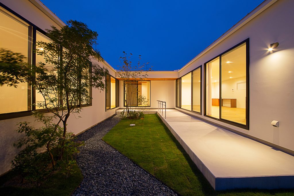 浜名区西美薗 施工例12_中庭2 浜松注文住宅/浜松市注文住宅/浜松工務店/浜松市工務店/注文住宅/工務店/SE構法/高気密高断熱/高耐震/高性能/平屋/中庭/コの字の家/デザイン住宅/シンプル/施工例/おしゃれ