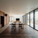中央区大久保町 施工例05＿1階LDK1　浜松／浜松市／注文住宅／工務店／住宅会社／SE構法／高性能住宅／高気密高断熱／高耐震／W断熱／耐震等級3／断熱等級6／デザイン住宅／おしゃれ／シンプル／モダン／スタイリッシュ／平屋／中庭／コの字の家／小さな平屋／コンパクトな家／外構デザイン／外構工事／ドライガーデン／ロックガーデン／ボタニカルガーデン／和風庭園