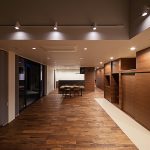 中央区大久保町 施工例07＿1階LDK2　浜松／浜松市／注文住宅／工務店／住宅会社／SE構法／高性能住宅／高気密高断熱／高耐震／W断熱／耐震等級3／断熱等級6／デザイン住宅／おしゃれ／シンプル／モダン／スタイリッシュ／平屋／中庭／コの字の家／小さな平屋／コンパクトな家／外構デザイン／外構工事／ドライガーデン／ロックガーデン／ボタニカルガーデン／和風庭園