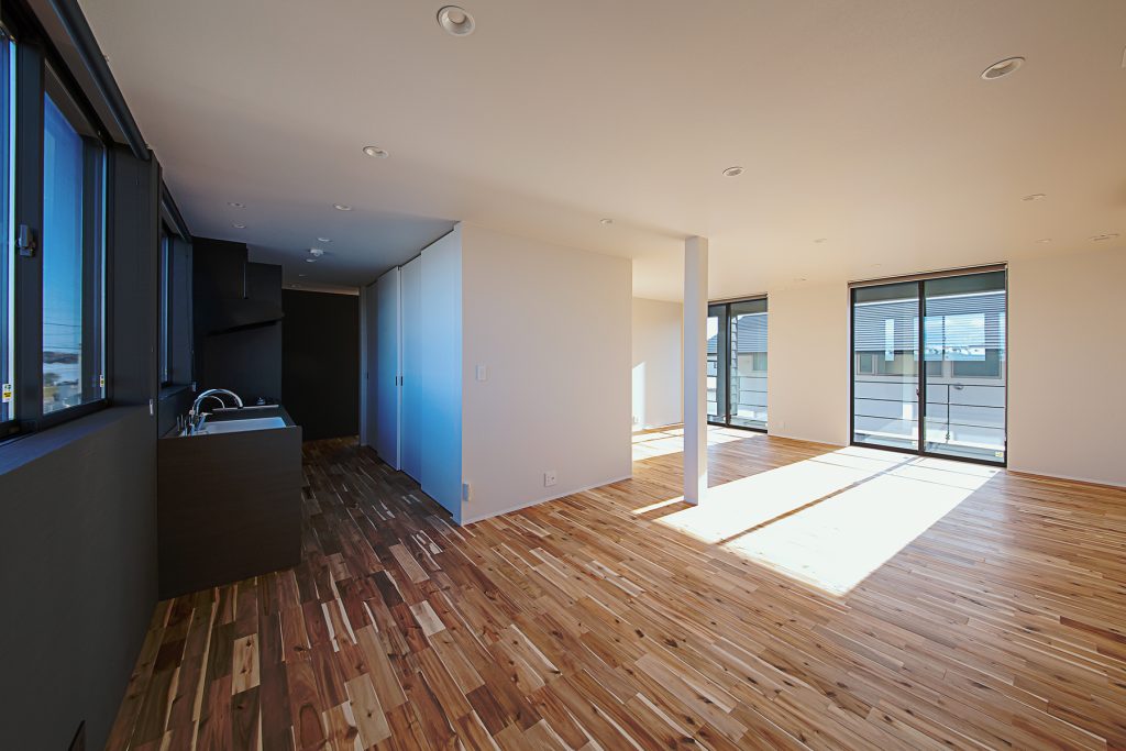 中央区大久保町 施工例09＿2階LDK2　浜松／浜松市／注文住宅／工務店／住宅会社／SE構法／高性能住宅／高気密高断熱／高耐震／W断熱／耐震等級3／断熱等級6／デザイン住宅／おしゃれ／シンプル／モダン／スタイリッシュ／平屋／中庭／コの字の家／小さな平屋／コンパクトな家／外構デザイン／外構工事／ドライガーデン／ロックガーデン／ボタニカルガーデン／和風庭園