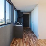 中央区大久保町 施工例10＿2階キッチン　浜松／浜松市／注文住宅／工務店／住宅会社／SE構法／高性能住宅／高気密高断熱／高耐震／W断熱／耐震等級3／断熱等級6／デザイン住宅／おしゃれ／シンプル／モダン／スタイリッシュ／平屋／中庭／コの字の家／小さな平屋／コンパクトな家／外構デザイン／外構工事／ドライガーデン／ロックガーデン／ボタニカルガーデン／和風庭園