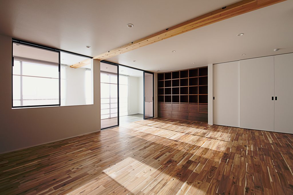 中央区大久保町 施工例11＿2階主寝室　浜松／浜松市／注文住宅／工務店／住宅会社／SE構法／高性能住宅／高気密高断熱／高耐震／W断熱／耐震等級3／断熱等級6／デザイン住宅／おしゃれ／シンプル／モダン／スタイリッシュ／平屋／中庭／コの字の家／小さな平屋／コンパクトな家／外構デザイン／外構工事／ドライガーデン／ロックガーデン／ボタニカルガーデン／和風庭園中央区大久保町 施工例11＿2階主寝室LDKの西側に設けた主寝室は1階と同等の広さ。又、壁面に造りつけたオーダーの巨大ブックシェルフ、ガラスの建具で仕切られたサンルームなど、仕様もほぼ1階と同等のデザインです。中央区大久保町 二世帯住宅 施工例10キッチンはリビングとふわっと分割するため、壁裏の北側に配置しています。明るさを確保するためワイドに窓を設けました。このキッチン奥には水回りともう一部屋を配置。壁を中心に両サイドからリビングに繋がる回遊動線を作っています。