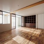 中央区大久保町 施工例11＿2階主寝室　浜松／浜松市／注文住宅／工務店／住宅会社／SE構法／高性能住宅／高気密高断熱／高耐震／W断熱／耐震等級3／断熱等級6／デザイン住宅／おしゃれ／シンプル／モダン／スタイリッシュ／平屋／中庭／コの字の家／小さな平屋／コンパクトな家／外構デザイン／外構工事／ドライガーデン／ロックガーデン／ボタニカルガーデン／和風庭園中央区大久保町 施工例11＿2階主寝室LDKの西側に設けた主寝室は1階と同等の広さ。又、壁面に造りつけたオーダーの巨大ブックシェルフ、ガラスの建具で仕切られたサンルームなど、仕様もほぼ1階と同等のデザインです。中央区大久保町 二世帯住宅 施工例10キッチンはリビングとふわっと分割するため、壁裏の北側に配置しています。明るさを確保するためワイドに窓を設けました。このキッチン奥には水回りともう一部屋を配置。壁を中心に両サイドからリビングに繋がる回遊動線を作っています。