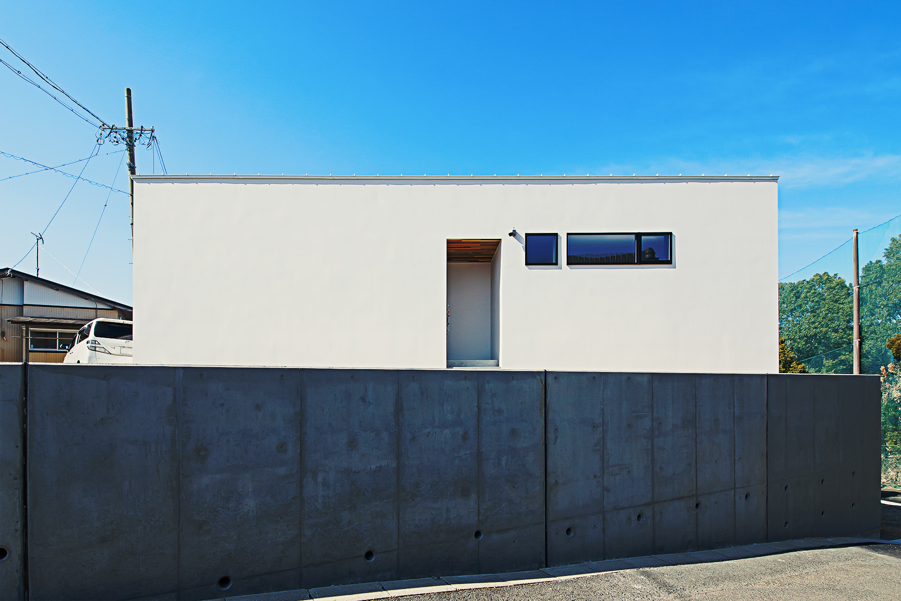 中央区西山町 施工例01＿外観　浜松／浜松市／注文住宅／工務店／住宅会社／SE構法／高性能住宅／高気密高断熱／高耐震／W断熱／耐震等級3／断熱等級6／デザイン住宅／おしゃれ／シンプル／モダン／スタイリッシュ／平屋／中庭／コの字の家／小さな平屋／コンパクトな家／外構デザイン／外構工事／ドライガーデン／ロックガーデン／ボタニカルガーデン／和風庭園