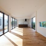 中央区西山町 施工例02＿LDK1　浜松／浜松市／注文住宅／工務店／住宅会社／SE構法／高性能住宅／高気密高断熱／高耐震／W断熱／耐震等級3／断熱等級6／デザイン住宅／おしゃれ／シンプル／モダン／スタイリッシュ／平屋／中庭／コの字の家／小さな平屋／コンパクトな家／外構デザイン／外構工事／ドライガーデン／ロックガーデン／ボタニカルガーデン／和風庭園