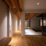 中央区西山町 施工例08＿廊下　浜松／浜松市／注文住宅／工務店／住宅会社／SE構法／高性能住宅／高気密高断熱／高耐震／W断熱／耐震等級3／断熱等級6／デザイン住宅／おしゃれ／シンプル／モダン／スタイリッシュ／平屋／中庭／コの字の家／小さな平屋／コンパクトな家／外構デザイン／外構工事／ドライガーデン／ロックガーデン／ボタニカルガーデン／和風庭園
