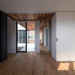 中央区西山町 施工例10＿洋室1　浜松／浜松市／注文住宅／工務店／住宅会社／SE構法／高性能住宅／高気密高断熱／高耐震／W断熱／耐震等級3／断熱等級6／デザイン住宅／おしゃれ／シンプル／モダン／スタイリッシュ／平屋／中庭／コの字の家／小さな平屋／コンパクトな家／外構デザイン／外構工事／ドライガーデン／ロックガーデン／ボタニカルガーデン／和風庭園