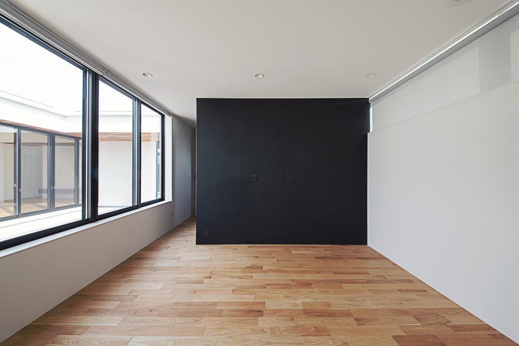 中央区西山町 施工例11＿主寝室1　浜松／浜松市／注文住宅／工務店／住宅会社／SE構法／高性能住宅／高気密高断熱／高耐震／W断熱／耐震等級3／断熱等級6／デザイン住宅／おしゃれ／シンプル／モダン／スタイリッシュ／平屋／中庭／コの字の家／小さな平屋／コンパクトな家／外構デザイン／外構工事／ドライガーデン／ロックガーデン／ボタニカルガーデン／和風庭園