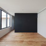 中央区西山町 施工例11＿主寝室1　浜松／浜松市／注文住宅／工務店／住宅会社／SE構法／高性能住宅／高気密高断熱／高耐震／W断熱／耐震等級3／断熱等級6／デザイン住宅／おしゃれ／シンプル／モダン／スタイリッシュ／平屋／中庭／コの字の家／小さな平屋／コンパクトな家／外構デザイン／外構工事／ドライガーデン／ロックガーデン／ボタニカルガーデン／和風庭園