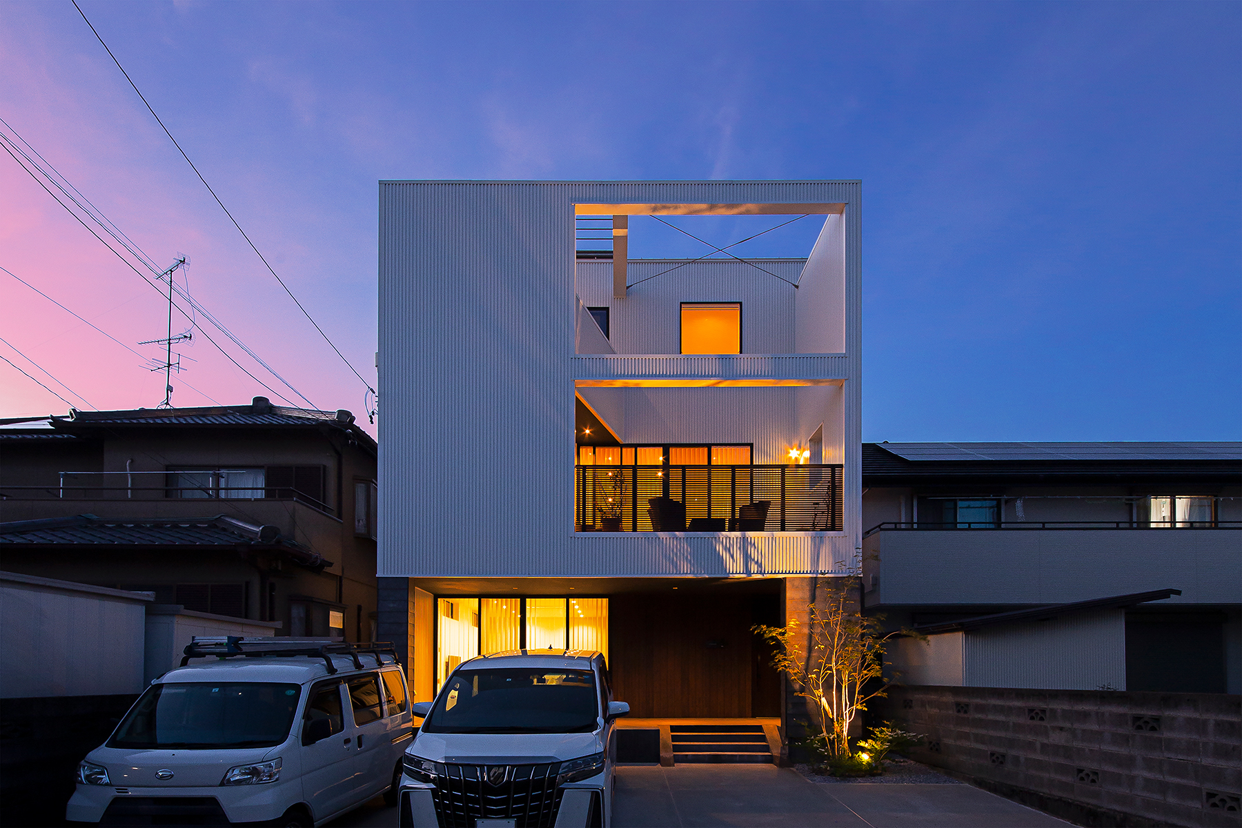 中央区安松町 施工例01＿外観　浜松／浜松市／注文住宅／工務店／住宅会社／SE構法／高性能住宅／高気密高断熱／高耐震／W断熱／耐震等級3／断熱等級6／デザイン住宅／おしゃれ／シンプル／モダン／スタイリッシュ／平屋／中庭／コの字の家／小さな平屋／3階建て／豪邸／コンパクトな家／外構デザイン／外構工事／ドライガーデン／ロックガーデン／ボタニカルガーデン／和風庭園