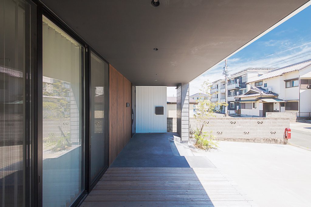 中央区安松町 施工例02＿玄関廻り　浜松／浜松市／注文住宅／工務店／住宅会社／SE構法／高性能住宅／高気密高断熱／高耐震／W断熱／耐震等級3／断熱等級6／デザイン住宅／おしゃれ／シンプル／モダン／スタイリッシュ／平屋／中庭／コの字の家／小さな平屋／3階建て／豪邸／コンパクトな家／外構デザイン／外構工事／ドライガーデン／ロックガーデン／ボタニカルガーデン／和風庭園