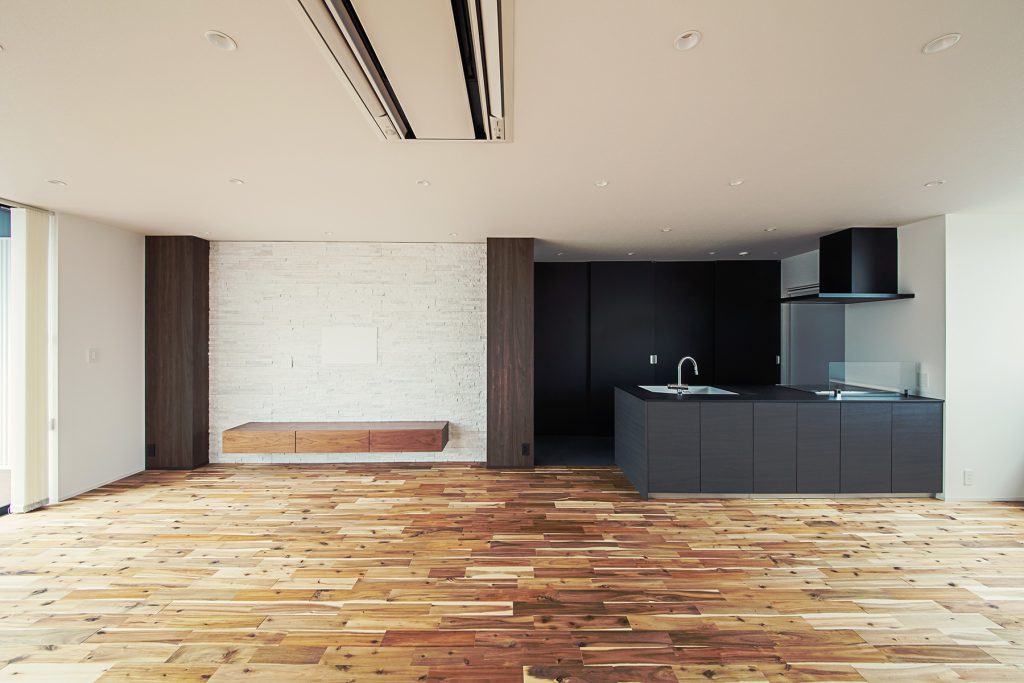 中央区安松町 施工例04＿LDK1　浜松／浜松市／注文住宅／工務店／住宅会社／SE構法／高性能住宅／高気密高断熱／高耐震／W断熱／耐震等級3／断熱等級6／デザイン住宅／おしゃれ／シンプル／モダン／スタイリッシュ／平屋／中庭／コの字の家／小さな平屋／3階建て／豪邸／コンパクトな家／外構デザイン／外構工事／ドライガーデン／ロックガーデン／ボタニカルガーデン／和風庭園