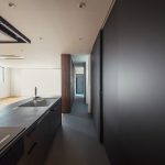 中央区安松町 施工例05＿キッチン　浜松／浜松市／注文住宅／工務店／住宅会社／SE構法／高性能住宅／高気密高断熱／高耐震／W断熱／耐震等級3／断熱等級6／デザイン住宅／おしゃれ／シンプル／モダン／スタイリッシュ／平屋／中庭／コの字の家／小さな平屋／3階建て／豪邸／コンパクトな家／外構デザイン／外構工事／ドライガーデン／ロックガーデン／ボタニカルガーデン／和風庭園