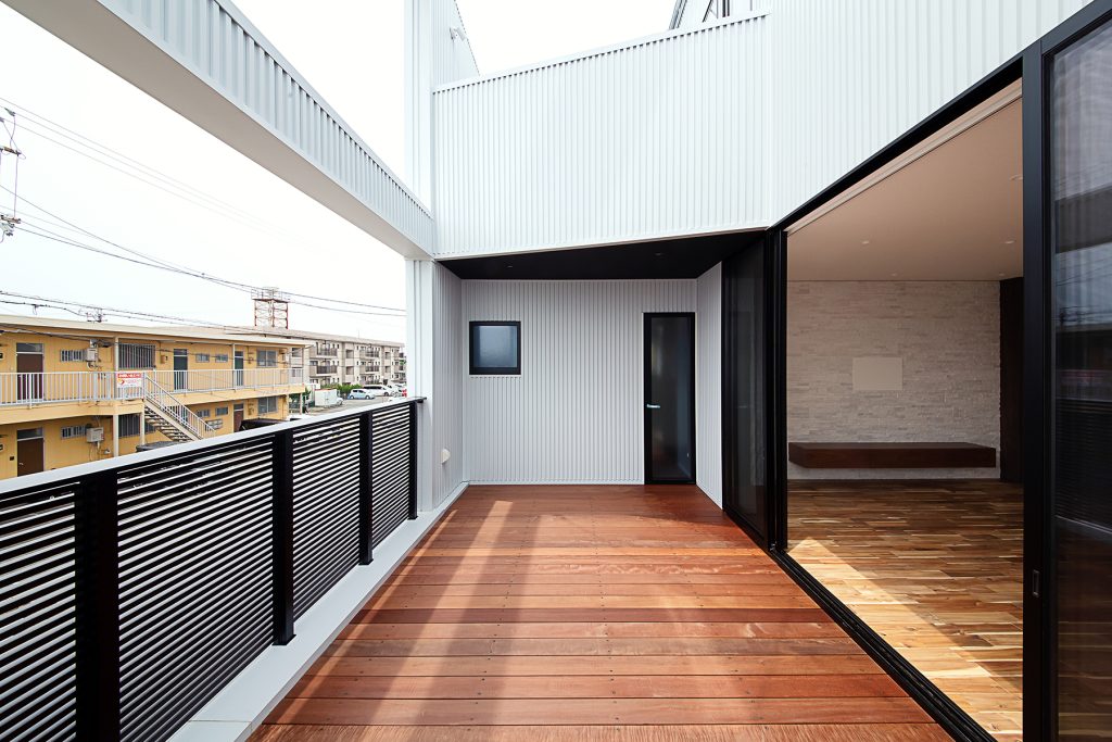 中央区安松町 施工例07＿2階バルコニー1　浜松／浜松市／注文住宅／工務店／住宅会社／SE構法／高性能住宅／高気密高断熱／高耐震／W断熱／耐震等級3／断熱等級6／デザイン住宅／おしゃれ／シンプル／モダン／スタイリッシュ／平屋／中庭／コの字の家／小さな平屋／3階建て／豪邸／コンパクトな家／外構デザイン／外構工事／ドライガーデン／ロックガーデン／ボタニカルガーデン／和風庭園