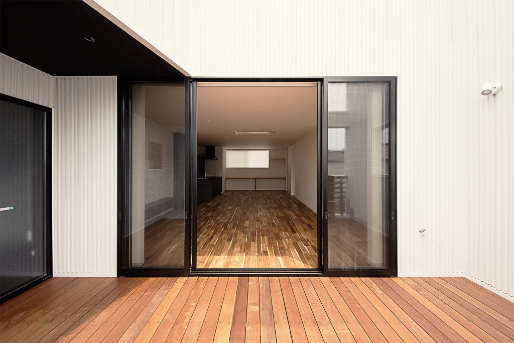 中央区安松町 施工例08＿2階バルコニー2　浜松／浜松市／注文住宅／工務店／住宅会社／SE構法／高性能住宅／高気密高断熱／高耐震／W断熱／耐震等級3／断熱等級6／デザイン住宅／おしゃれ／シンプル／モダン／スタイリッシュ／平屋／中庭／コの字の家／小さな平屋／3階建て／豪邸／コンパクトな家／外構デザイン／外構工事／ドライガーデン／ロックガーデン／ボタニカルガーデン／和風庭園