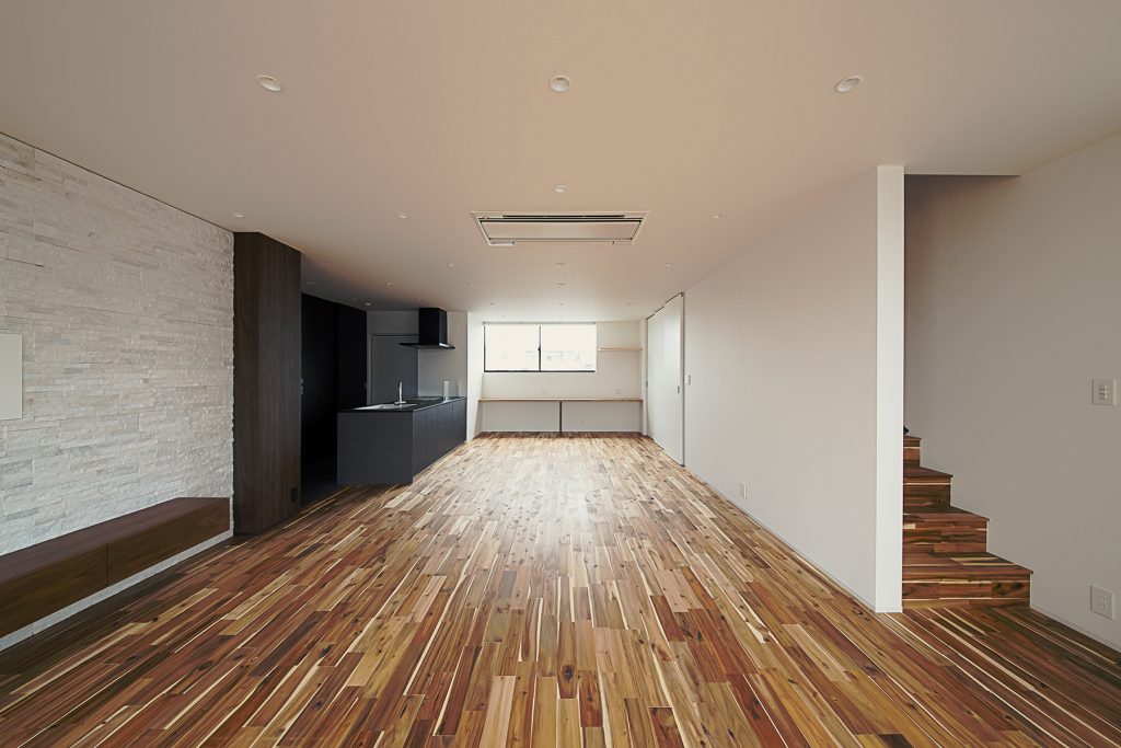 中央区安松町 施工例09＿2F階段　浜松／浜松市／注文住宅／工務店／住宅会社／SE構法／高性能住宅／高気密高断熱／高耐震／W断熱／耐震等級3／断熱等級6／デザイン住宅／おしゃれ／シンプル／モダン／スタイリッシュ／平屋／中庭／コの字の家／小さな平屋／3階建て／豪邸／コンパクトな家／外構デザイン／外構工事／ドライガーデン／ロックガーデン／ボタニカルガーデン／和風庭園