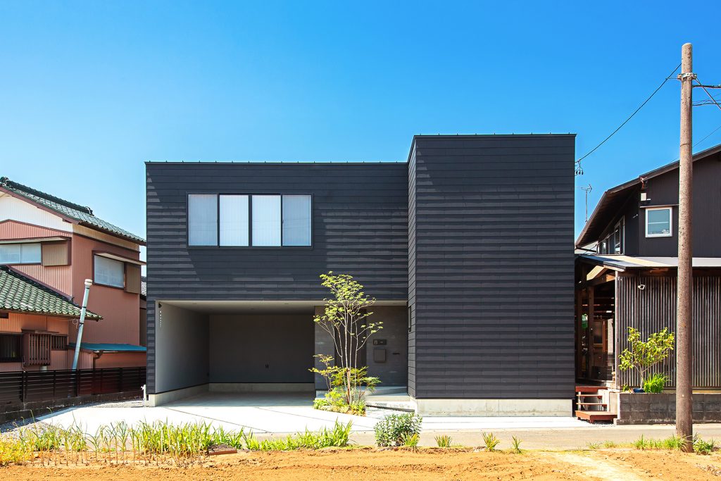 中央区神原町 施工例01＿外観　浜松／浜松市／注文住宅／工務店／住宅会社／SE構法／高性能住宅／高気密高断熱／高耐震／W断熱／耐震等級3／断熱等級6／デザイン住宅／おしゃれ／シンプル／モダン／スタイリッシュ／ガレージハウス／ホテルライク／2階リビング／浮遊階段／回遊動線／外構デザイン／外構工事／ドライガーデン／ロックガーデン／ボタニカルガーデン／
