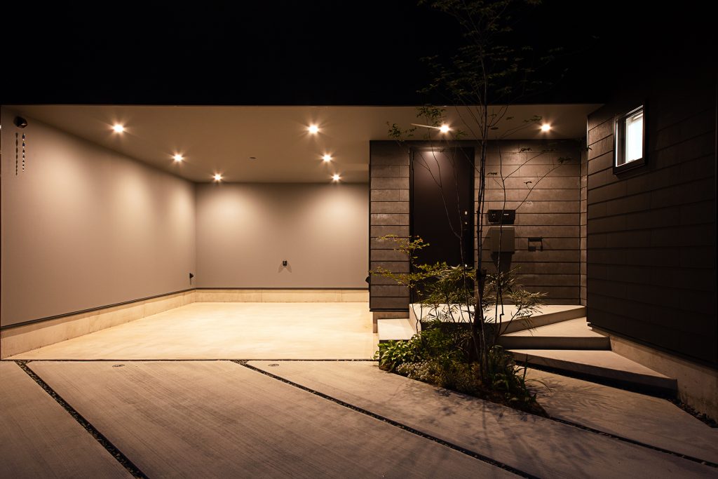 中央区神原町 施工例02＿ガレージ＆玄関廻り　浜松／浜松市／注文住宅／工務店／住宅会社／SE構法／高性能住宅／高気密高断熱／高耐震／W断熱／耐震等級3／断熱等級6／デザイン住宅／おしゃれ／シンプル／モダン／スタイリッシュ／ガレージハウス／ホテルライク／2階リビング／浮遊階段／回遊動線／外構デザイン／外構工事／ドライガーデン／ロックガーデン／ボタニカルガーデン／