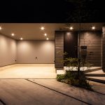 中央区神原町 施工例02＿ガレージ＆玄関廻り　浜松／浜松市／注文住宅／工務店／住宅会社／SE構法／高性能住宅／高気密高断熱／高耐震／W断熱／耐震等級3／断熱等級6／デザイン住宅／おしゃれ／シンプル／モダン／スタイリッシュ／ガレージハウス／ホテルライク／2階リビング／浮遊階段／回遊動線／外構デザイン／外構工事／ドライガーデン／ロックガーデン／ボタニカルガーデン／