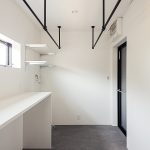 中央区神原町 施工例08＿浴室＆ランドリールーム　浜松／浜松市／注文住宅／工務店／住宅会社／SE構法／高性能住宅／高気密高断熱／高耐震／W断熱／耐震等級3／断熱等級6／デザイン住宅／おしゃれ／シンプル／モダン／スタイリッシュ／ガレージハウス／ホテルライク／2階リビング／浮遊階段／回遊動線／外構デザイン／外構工事／ドライガーデン／ロックガーデン／ボタニカルガーデン／