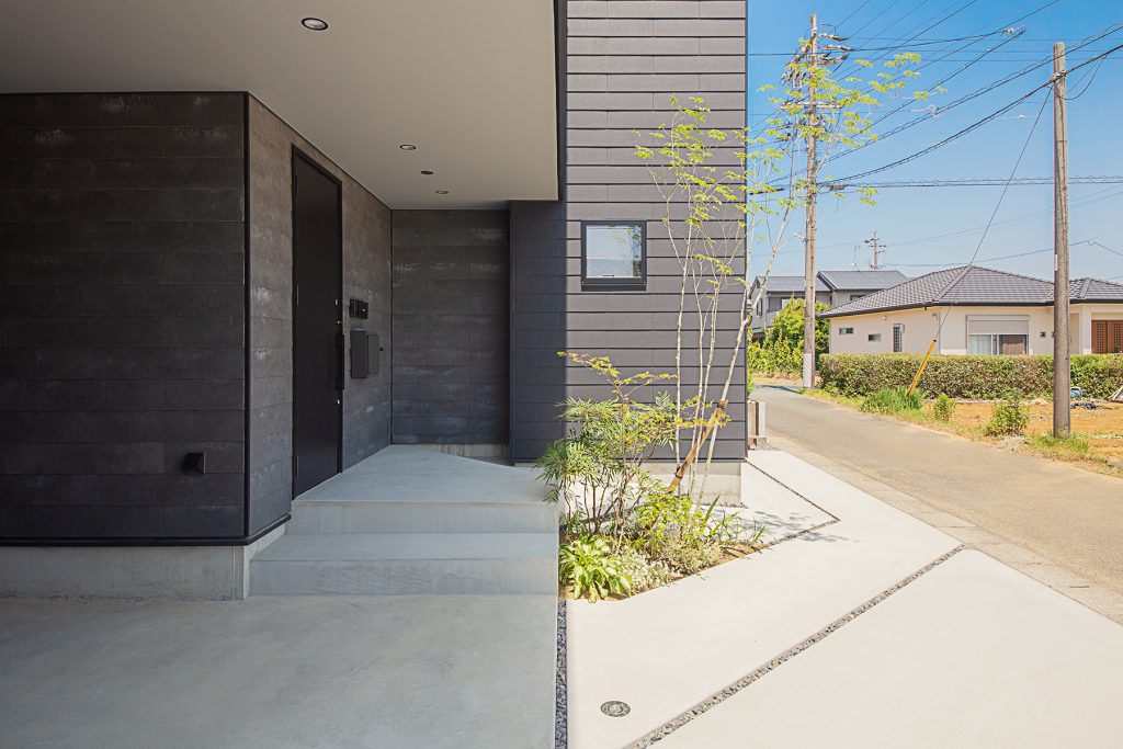 中央区神原町 施工例10＿デザイン玄関　浜松／浜松市／注文住宅／工務店／住宅会社／SE構法／高性能住宅／高気密高断熱／高耐震／W断熱／耐震等級3／断熱等級6／デザイン住宅／おしゃれ／シンプル／モダン／スタイリッシュ／ガレージハウス／ホテルライク／2階リビング／浮遊階段／回遊動線／外構デザイン／外構工事／ドライガーデン／ロックガーデン／ボタニカルガーデン／