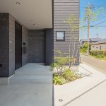 中央区神原町 施工例10＿デザイン玄関　浜松／浜松市／注文住宅／工務店／住宅会社／SE構法／高性能住宅／高気密高断熱／高耐震／W断熱／耐震等級3／断熱等級6／デザイン住宅／おしゃれ／シンプル／モダン／スタイリッシュ／ガレージハウス／ホテルライク／2階リビング／浮遊階段／回遊動線／外構デザイン／外構工事／ドライガーデン／ロックガーデン／ボタニカルガーデン／