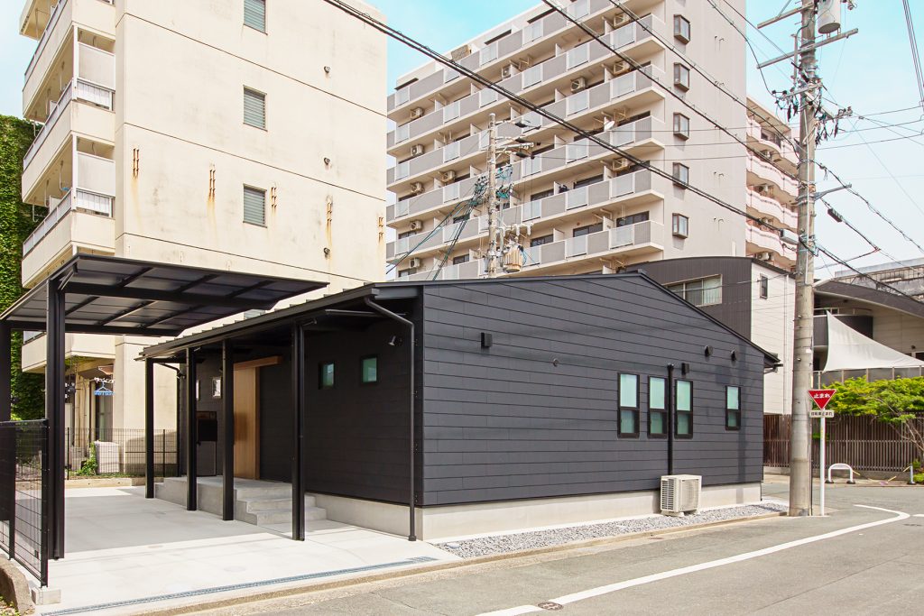 中央区海老塚 施工例01_外観 浜松/浜松市/注文住宅/工務店/住宅会社/SE構法/高性能住宅/高気密高断熱/高耐震/W断熱/耐震等級3/断熱等級6/デザイン住宅/おしゃれ/シンプル/モダン/スタイリッシュ/平屋/コンパクト/小さな平屋/街中で暮らす/ふたりの平屋/外構デザイン/外構工事/ドライガーデン/ロックガーデン/ボタニカルガーデン/和風庭園