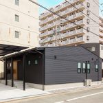 中央区海老塚 施工例01_外観 浜松/浜松市/注文住宅/工務店/住宅会社/SE構法/高性能住宅/高気密高断熱/高耐震/W断熱/耐震等級3/断熱等級6/デザイン住宅/おしゃれ/シンプル/モダン/スタイリッシュ/平屋/コンパクト/小さな平屋/街中で暮らす/ふたりの平屋/外構デザイン/外構工事/ドライガーデン/ロックガーデン/ボタニカルガーデン/和風庭園
