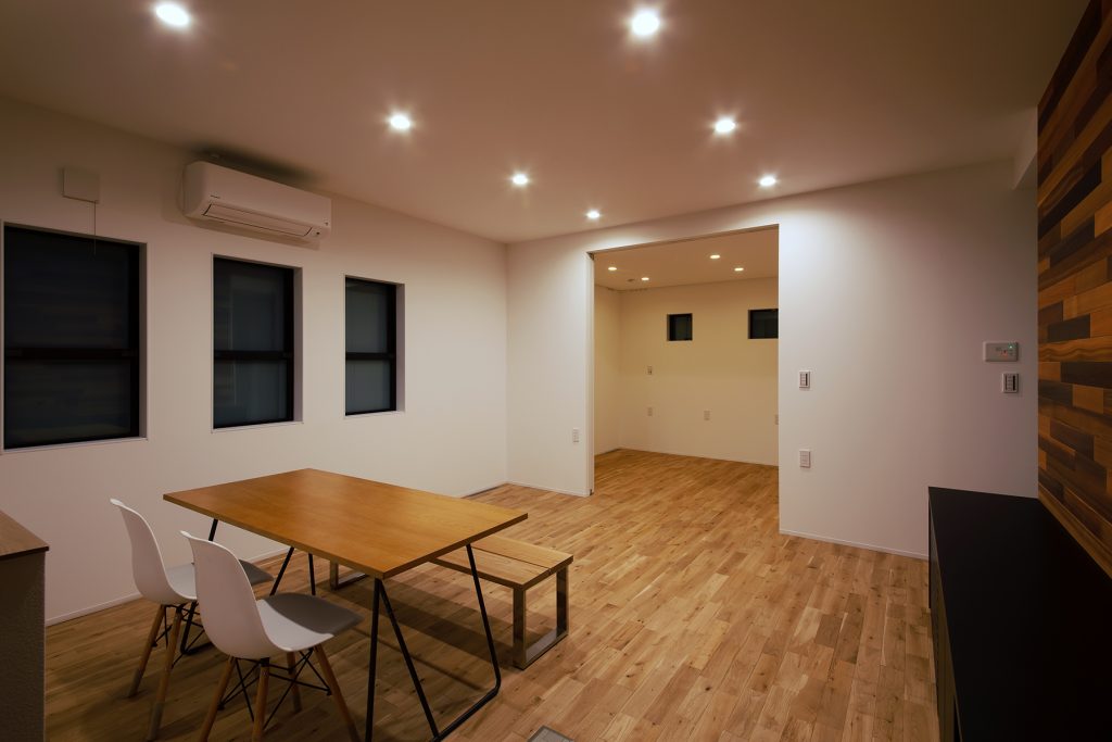 中央区海老塚 施工例04_LDK② 浜松/浜松市/注文住宅/工務店/住宅会社/SE構法/高性能住宅/高気密高断熱/高耐震/W断熱/耐震等級3/断熱等級6/デザイン住宅/おしゃれ/シンプル/モダン/スタイリッシュ/平屋/コンパクト/小さな平屋/街中で暮らす/ふたりの平屋/外構デザイン/外構工事/ドライガーデン/ロックガーデン/ボタニカルガーデン/和風庭園