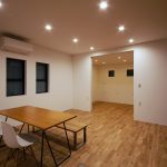 中央区海老塚 施工例04_LDK② 浜松/浜松市/注文住宅/工務店/住宅会社/SE構法/高性能住宅/高気密高断熱/高耐震/W断熱/耐震等級3/断熱等級6/デザイン住宅/おしゃれ/シンプル/モダン/スタイリッシュ/平屋/コンパクト/小さな平屋/街中で暮らす/ふたりの平屋/外構デザイン/外構工事/ドライガーデン/ロックガーデン/ボタニカルガーデン/和風庭園