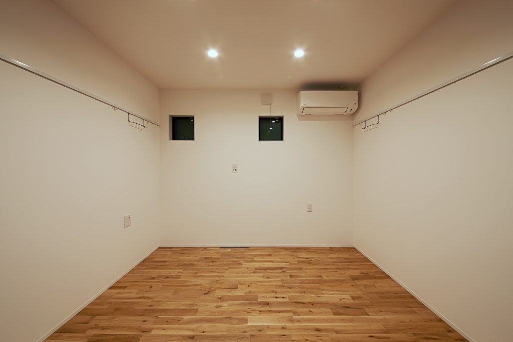 中央区海老塚 施工例09_主寝室 浜松/浜松市/注文住宅/工務店/住宅会社/SE構法/高性能住宅/高気密高断熱/高耐震/W断熱/耐震等級3/断熱等級6/デザイン住宅/おしゃれ/シンプル/モダン/スタイリッシュ/平屋/コンパクト/小さな平屋/街中で暮らす/ふたりの平屋/外構デザイン/外構工事/ドライガーデン/ロックガーデン/ボタニカルガーデン/和風庭園