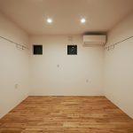 中央区海老塚 施工例09_主寝室 浜松/浜松市/注文住宅/工務店/住宅会社/SE構法/高性能住宅/高気密高断熱/高耐震/W断熱/耐震等級3/断熱等級6/デザイン住宅/おしゃれ/シンプル/モダン/スタイリッシュ/平屋/コンパクト/小さな平屋/街中で暮らす/ふたりの平屋/外構デザイン/外構工事/ドライガーデン/ロックガーデン/ボタニカルガーデン/和風庭園
