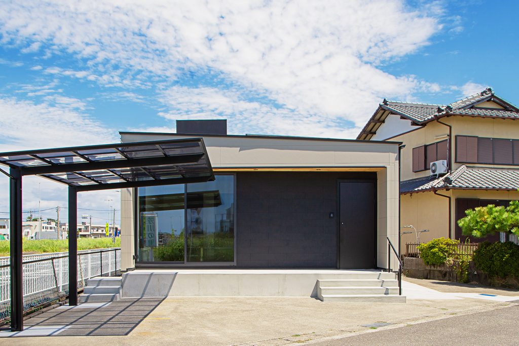 Vol.011中央区石原町 施工例01_外観① 浜松/浜松市/注文住宅/工務店/住宅会社/SE構法/高性能住宅/高気密高断熱/高耐震/W断熱/耐震等級3/断熱等級6/デザイン住宅/おしゃれ/シンプル/モダン/スタイリッシュ/平屋/ふたりの平屋/中庭/コの字の家/小さな平屋/コンパクトな家/ミニマルな暮らし/少人数で暮らす/おひとり様生活/外構デザイン/外構工事/ドライガーデン/ロックガーデン/ボタニカルガーデン/和風庭園
