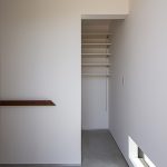 Vol.011中央区石原町 施工例02_玄関① 浜松/浜松市/注文住宅/工務店/住宅会社/SE構法/高性能住宅/高気密高断熱/高耐震/W断熱/耐震等級3/断熱等級6/デザイン住宅/おしゃれ/シンプル/モダン/スタイリッシュ/平屋/ふたりの平屋/中庭/コの字の家/小さな平屋/コンパクトな家/ミニマルな暮らし/少人数で暮らす/おひとり様生活/外構デザイン/外構工事/ドライガーデン/ロックガーデン/ボタニカルガーデン/和風庭園