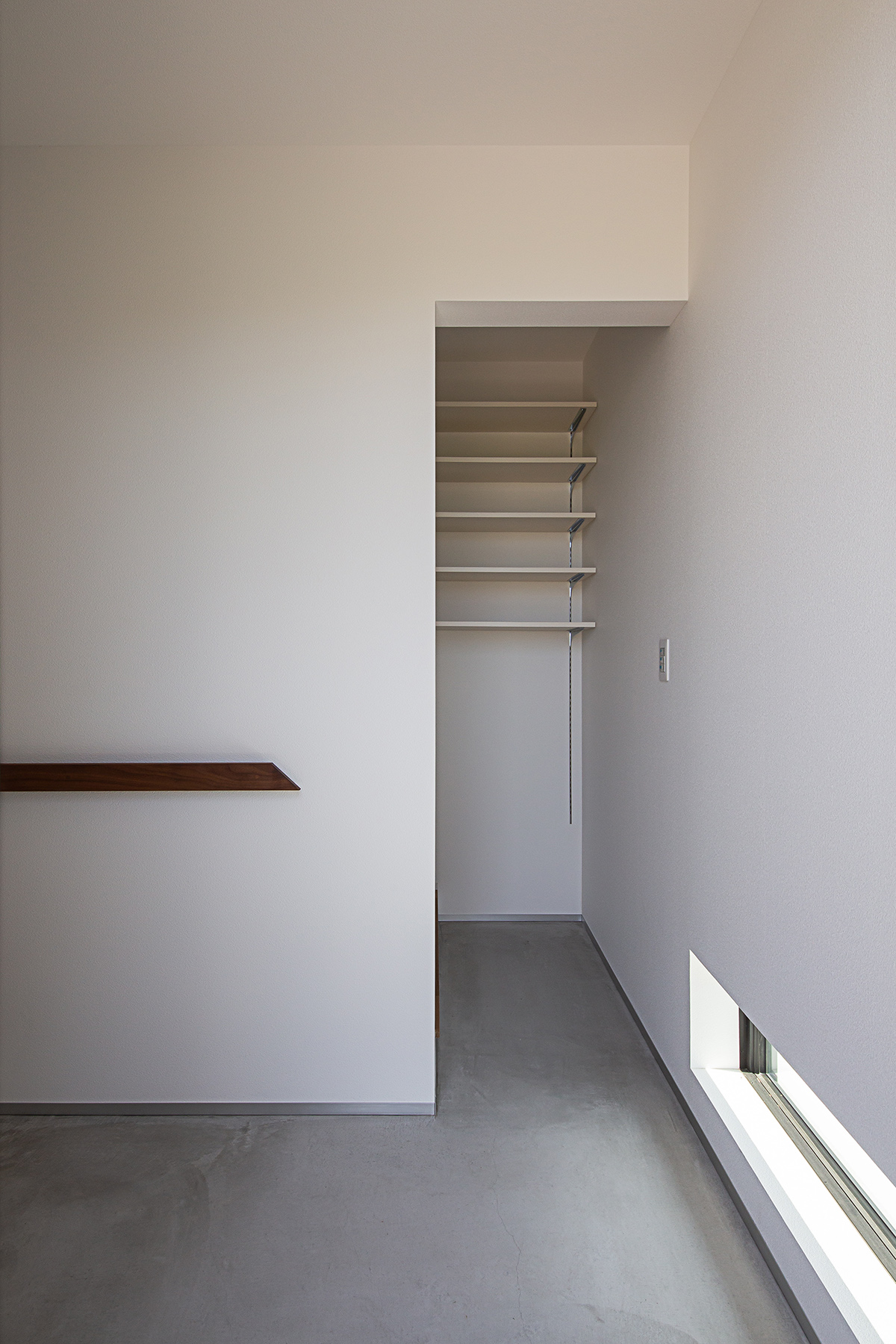 Vol.011中央区石原町 施工例02_玄関① 浜松/浜松市/注文住宅/工務店/住宅会社/SE構法/高性能住宅/高気密高断熱/高耐震/W断熱/耐震等級3/断熱等級6/デザイン住宅/おしゃれ/シンプル/モダン/スタイリッシュ/平屋/ふたりの平屋/中庭/コの字の家/小さな平屋/コンパクトな家/ミニマルな暮らし/少人数で暮らす/おひとり様生活/外構デザイン/外構工事/ドライガーデン/ロックガーデン/ボタニカルガーデン/和風庭園
