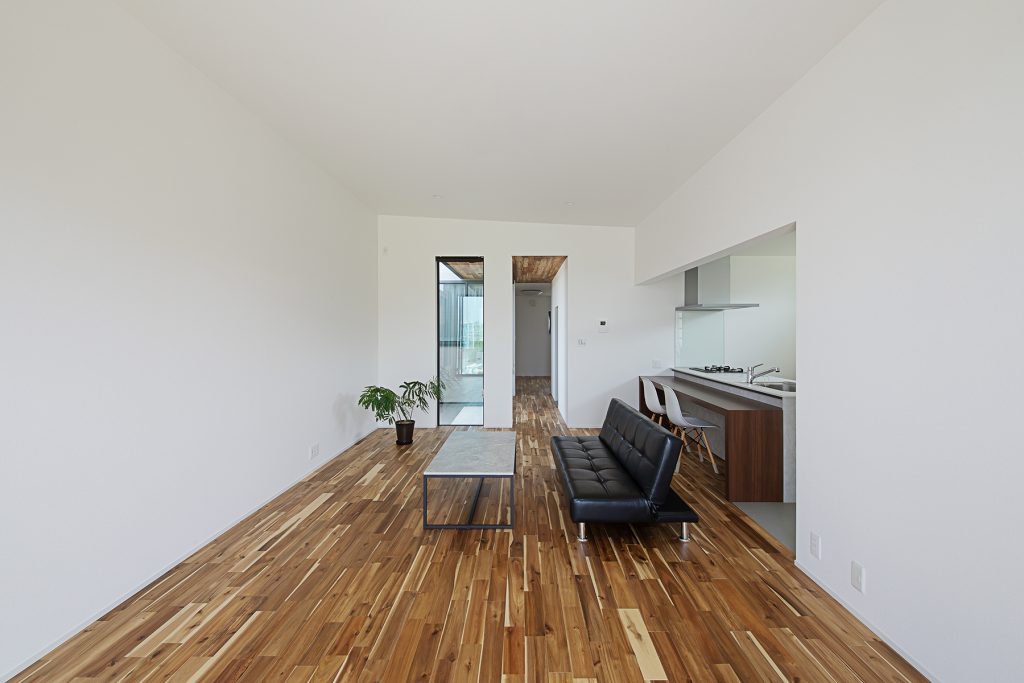 Vol.011中央区石原町 施工例03_LDK① 浜松/浜松市/注文住宅/工務店/住宅会社/SE構法/高性能住宅/高気密高断熱/高耐震/W断熱/耐震等級3/断熱等級6/デザイン住宅/おしゃれ/シンプル/モダン/スタイリッシュ/平屋/ふたりの平屋/中庭/コの字の家/小さな平屋/コンパクトな家/ミニマルな暮らし/少人数で暮らす/おひとり様生活/外構デザイン/外構工事/ドライガーデン/ロックガーデン/ボタニカルガーデン/和風庭園