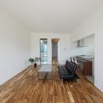 Vol.011中央区石原町 施工例03_LDK① 浜松/浜松市/注文住宅/工務店/住宅会社/SE構法/高性能住宅/高気密高断熱/高耐震/W断熱/耐震等級3/断熱等級6/デザイン住宅/おしゃれ/シンプル/モダン/スタイリッシュ/平屋/ふたりの平屋/中庭/コの字の家/小さな平屋/コンパクトな家/ミニマルな暮らし/少人数で暮らす/おひとり様生活/外構デザイン/外構工事/ドライガーデン/ロックガーデン/ボタニカルガーデン/和風庭園